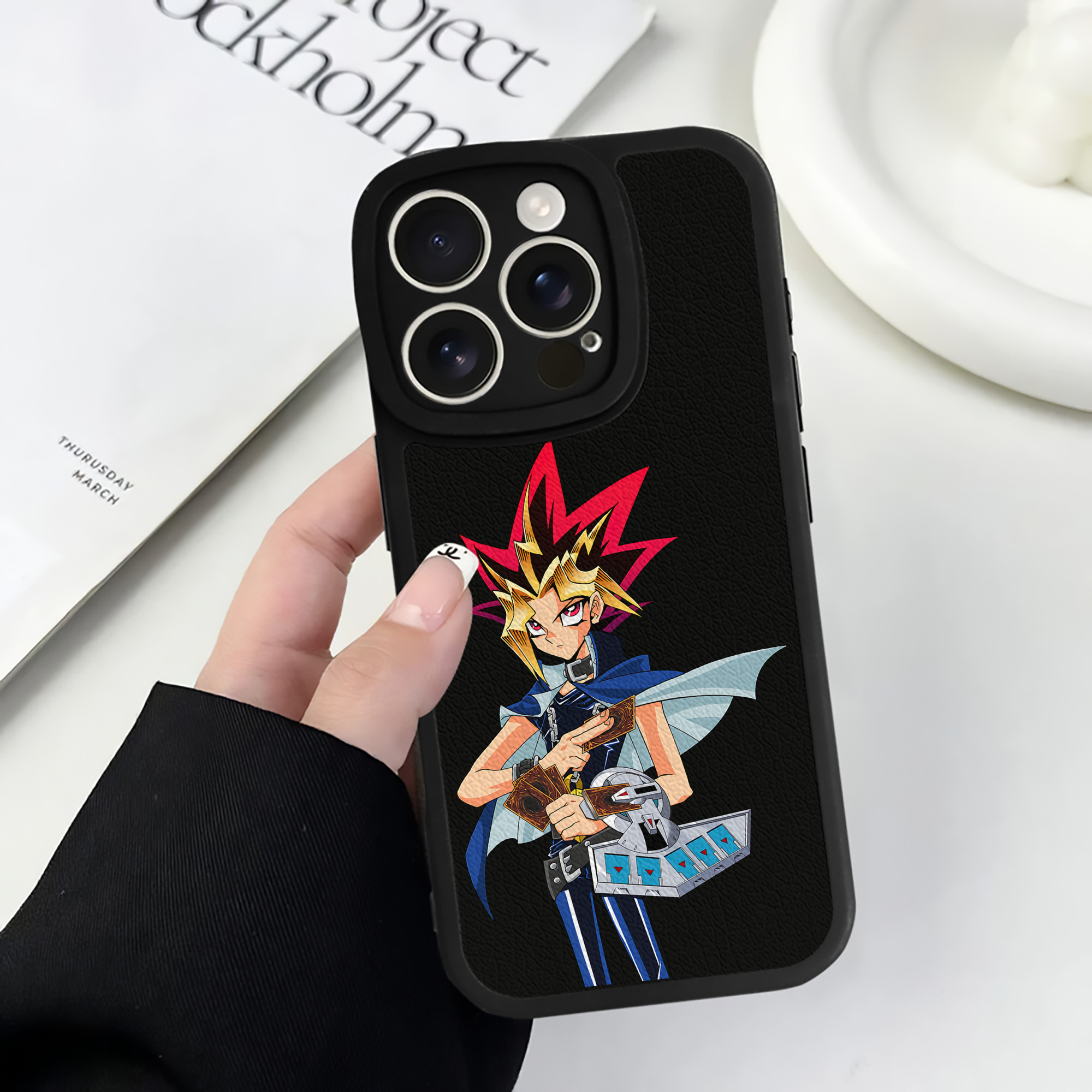 遊☆戯☆王 Yu-Gi-Oh! 【iPhone 16シリーズ対応】シリコンスマホケース（レザー調） 材質：シリコン